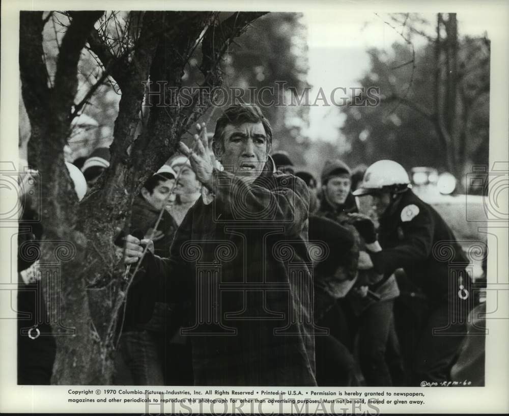 1970 Press Photo Actor Anthony Quinn Watches Campus Rebellion in Scene of RPM - Historic Images