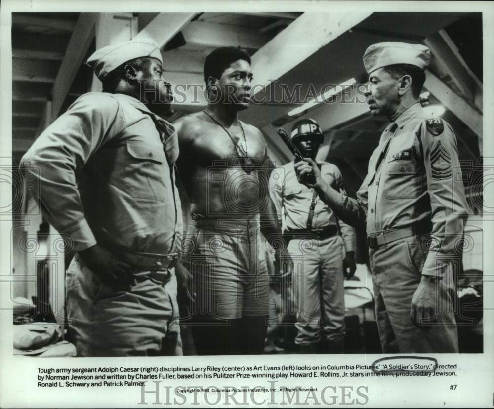 1984 Press Photo Adolph Caesar disciplines Larry Riley in "Soldier's Story" - Historic Images