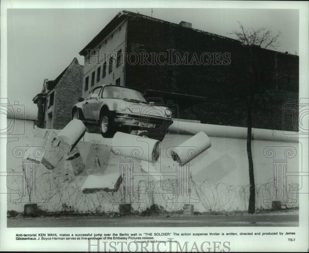 1982 Press Photo Ken Wahl jumps Berlin wall in scene from "The Soldier" - Historic Images