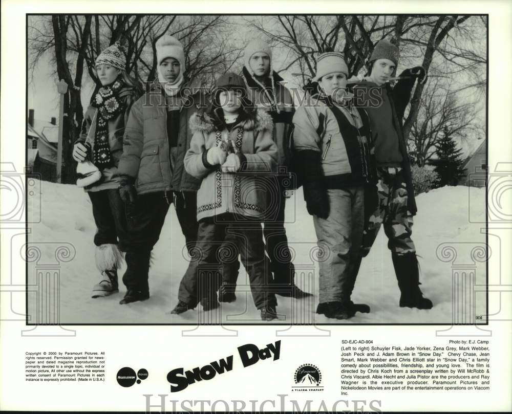 2000 Press Photo Group of kids in scene from comedy movie "Snow Day" - Historic Images