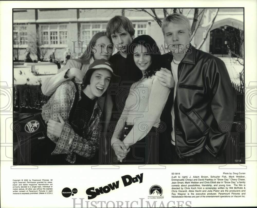 2000 Press Photo Group of teenage friends in comedy movie "Snow Day" - Historic Images