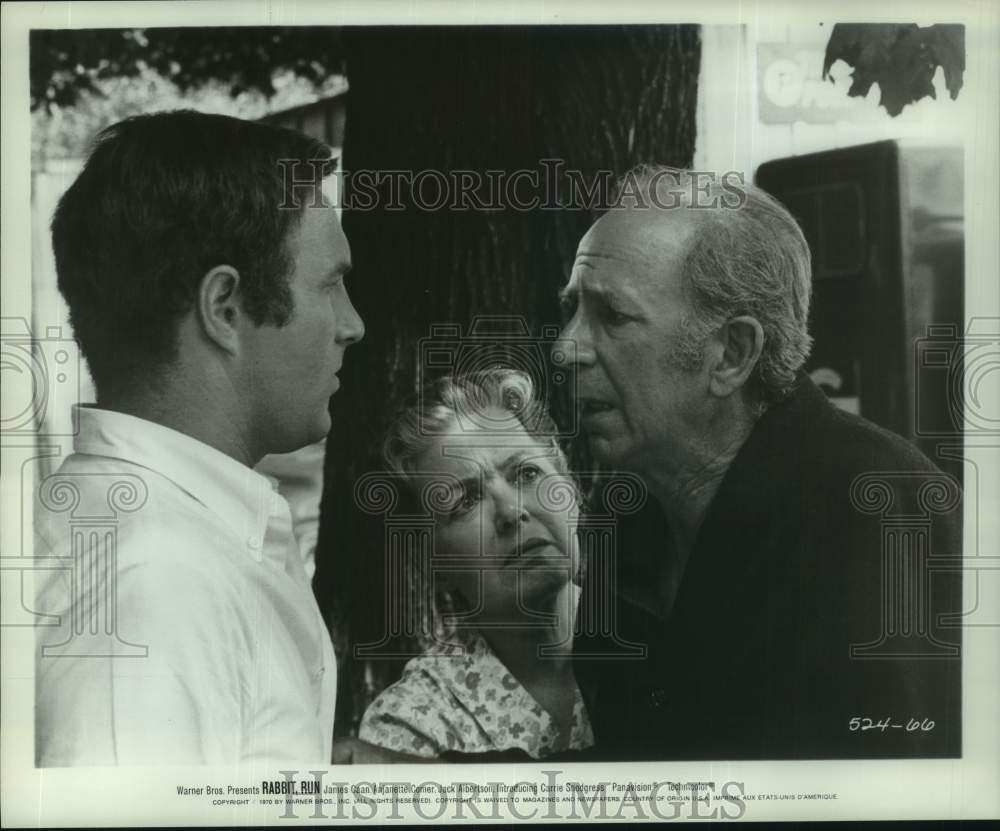 1970 Press Photo Actor James Caan Seeks Advice From Co-Stars in "Rabbit, - Historic Images
