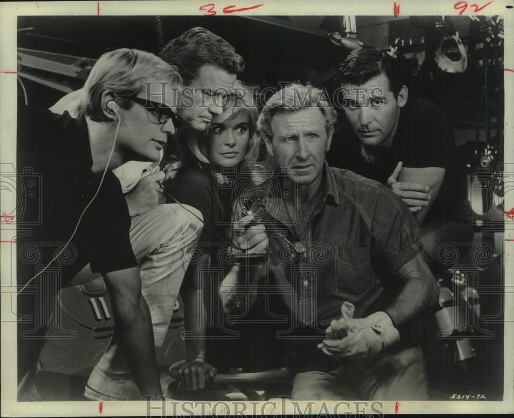 1966 Press Photo Cast in scene from "Around the World Under the Sea" - Historic Images