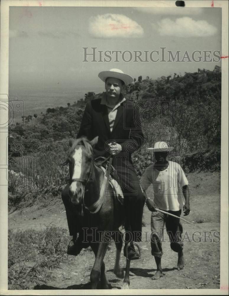 1963 Press Photo David Brinkley on horseback in &quot;David Brinkley&#39;s Journal&quot; - Historic Images