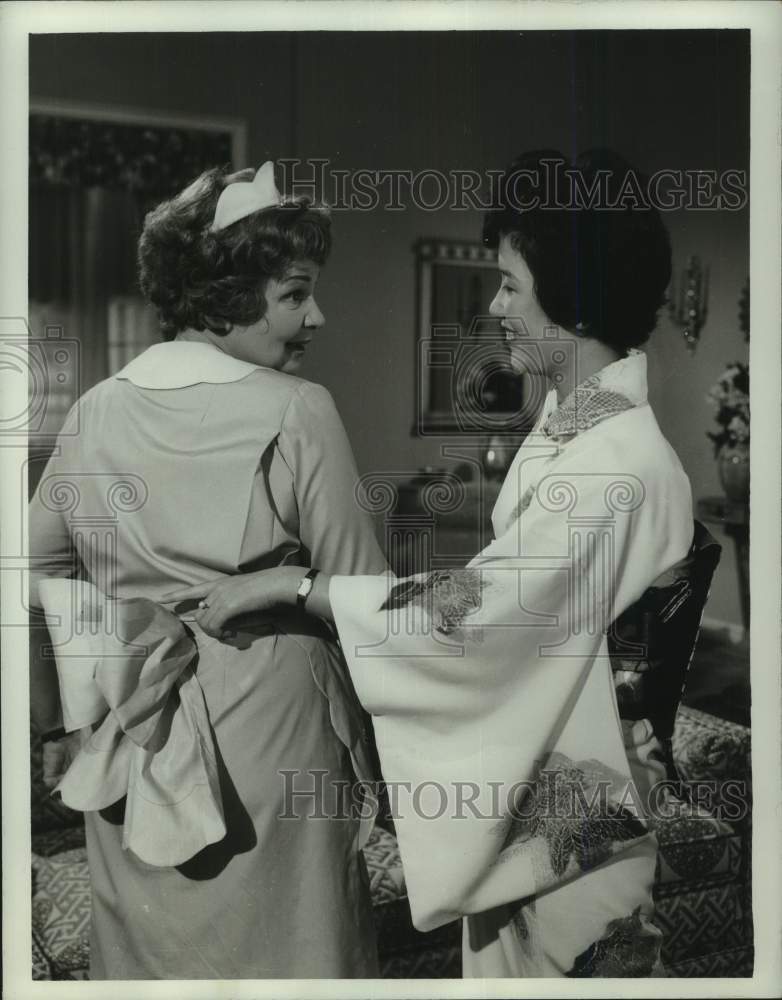 1963 Press Photo Shirley Booth and Shigeko Tsunehiro in &quot;Hazel&quot; - Historic Images