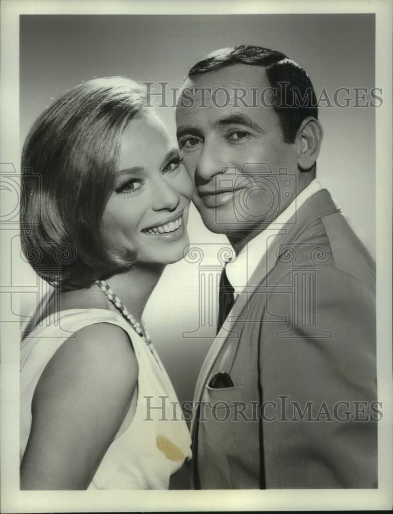 1964 Press Photo Joey Bishop and Abby Dalton of The Joey Bishop Show - Historic Images