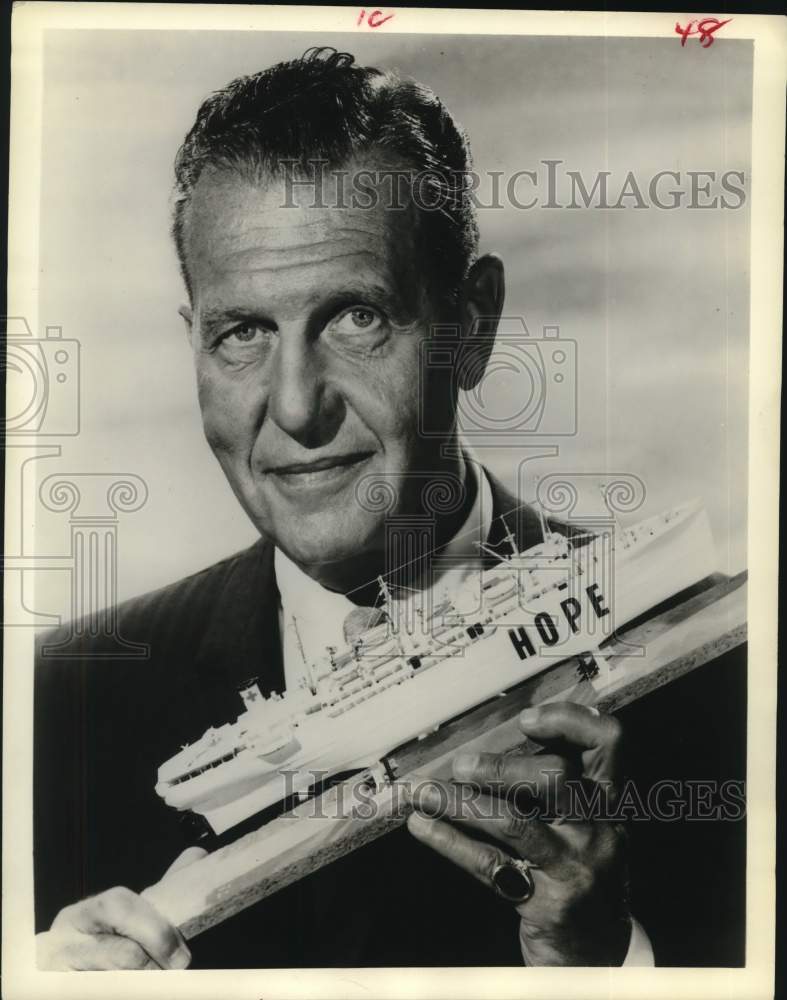 1962 Press Photo Actor Ralph Bellamy, Narrator for "The Good Ship Hope" - Historic Images