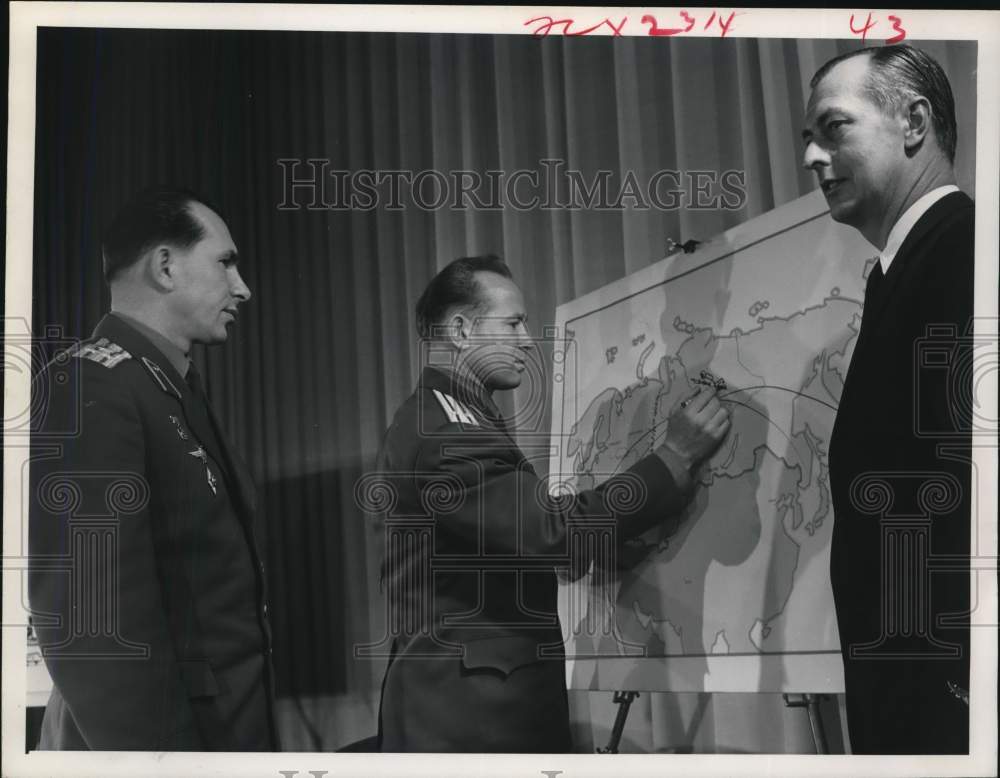 1965 Press Photo Scene with astronauts, newsman in &quot;The Man Who Walked In Space&quot; - Historic Images