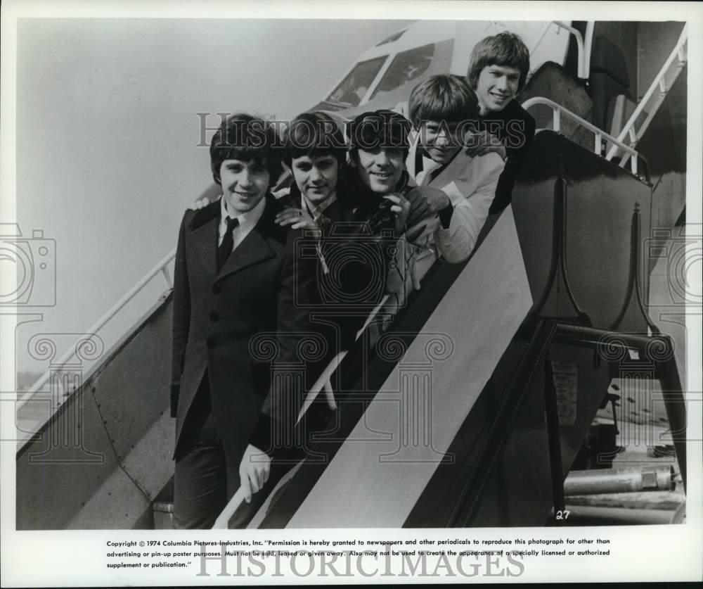 1974 Press Photo Musicians pose for a photograph on plane stairs - Historic Images
