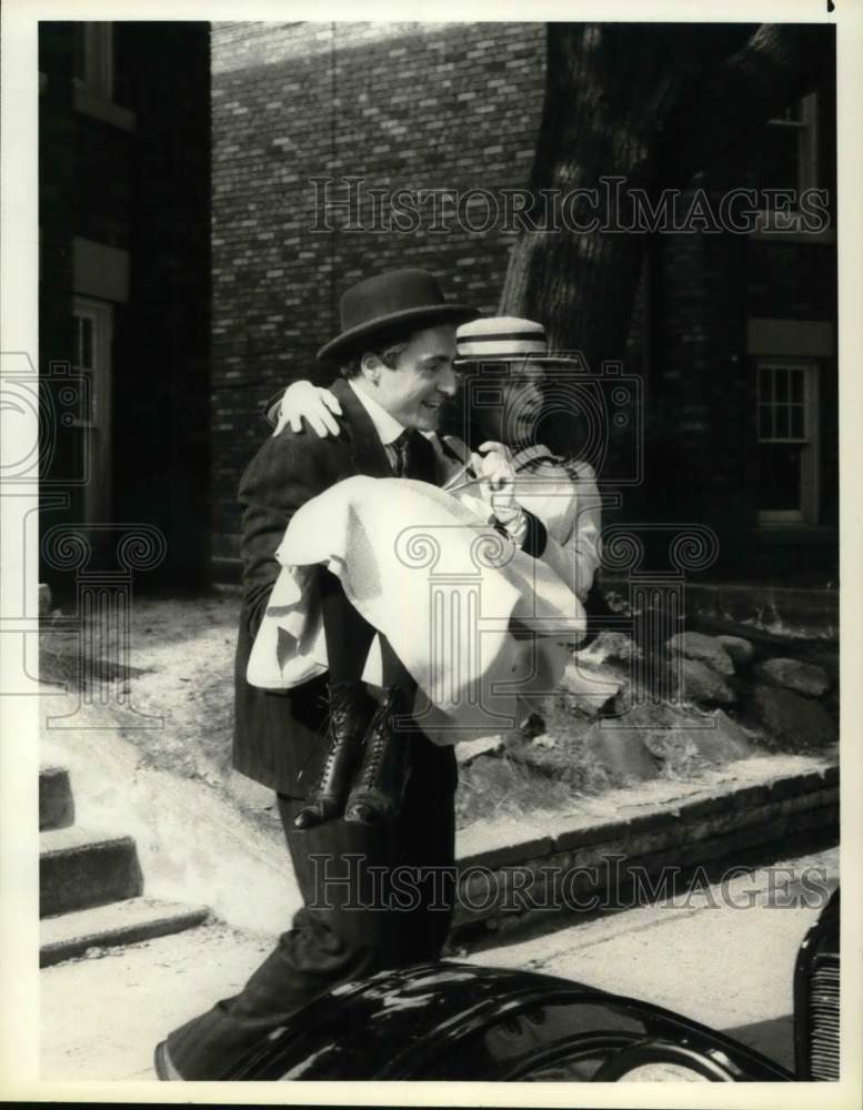 1985 Press Photo Armand Assante and Lesley Ann Warren in "Evergreen" - Historic Images