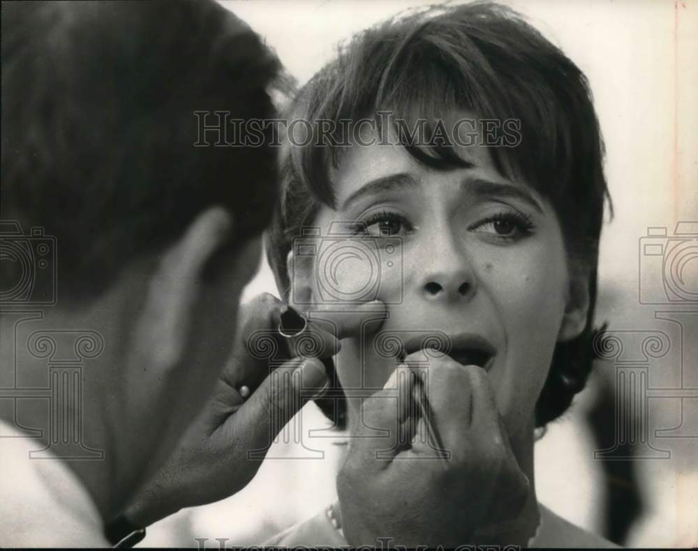 1963 Press Photo Actress Elizabeth Ashley with Makeup Man - Historic Images