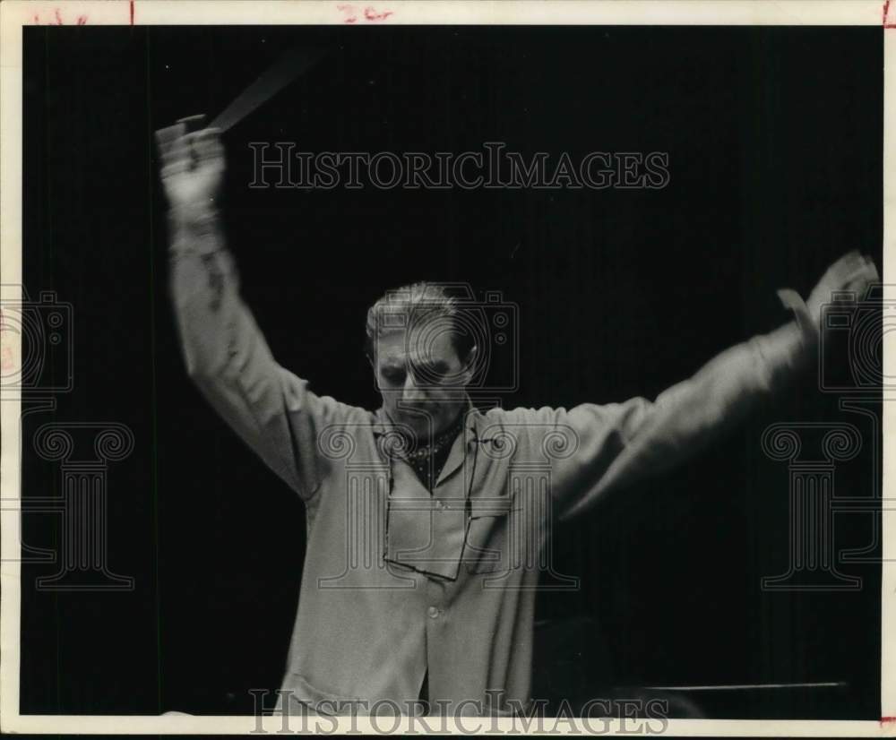 1962 Press Photo Sir John Barbirolli Conducting Houston Symphony - Historic Images