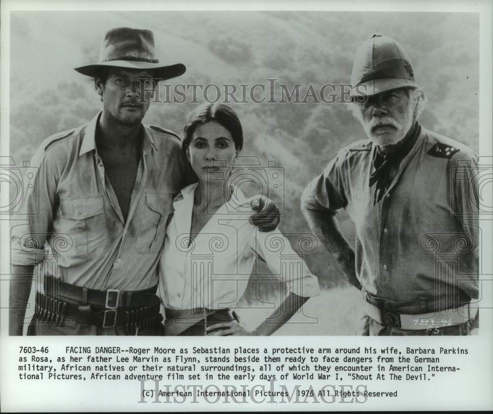 1976 Press Photo Roger Moore, Barbara Parkins &amp; Lee Marvin in Shout at the Devil - Historic Images