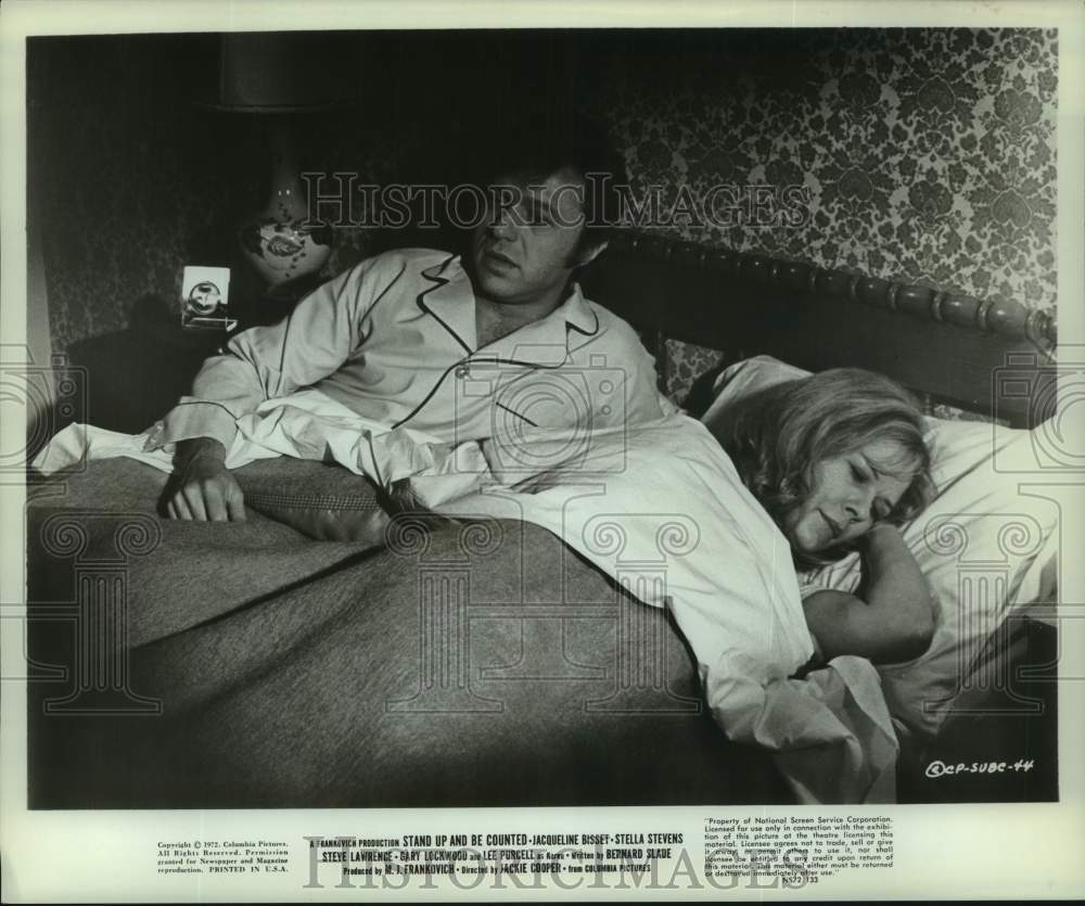 1972 Press Photo Couple in bed in scene from movie "Stand Up and Be Counted" - Historic Images