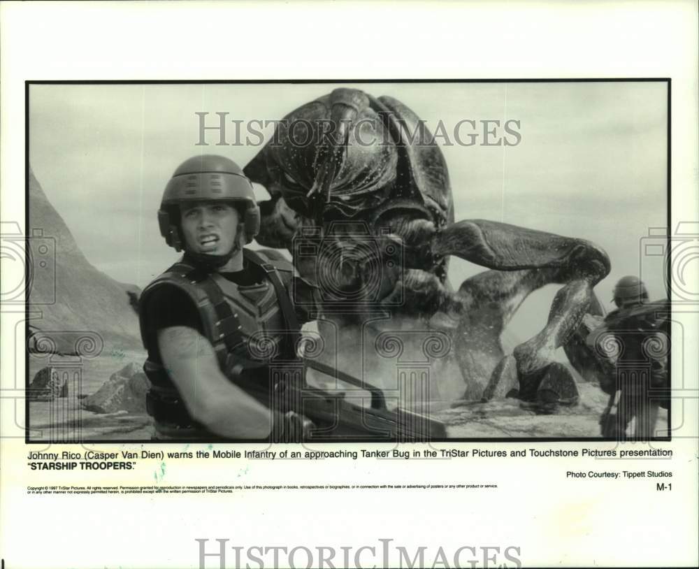 1997 Press Photo Casper Van Dien in scene from movie &quot;Starship Troopers&quot; - Historic Images