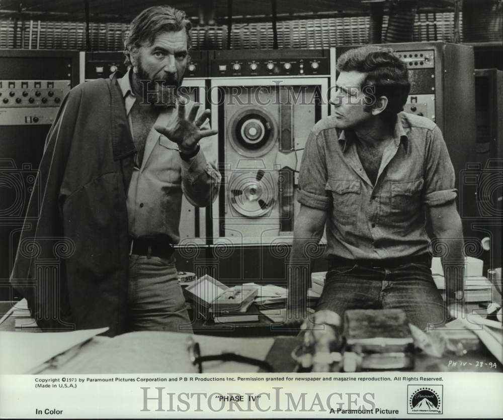 1973 Press Photo Nigel Davenport & Michael Murphy Star in "Phase IV" - Historic Images