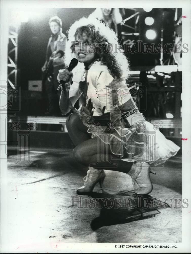 1987 Press Photo Dyan Cannon sings onstage in movie scene - Historic Images