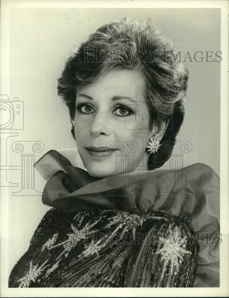 1983 Press Photo Carol Burnett acts in "Burnett 'Discovers' Domingo" - Historic Images