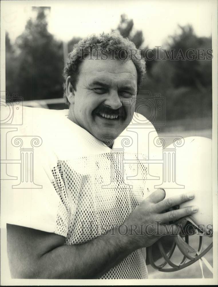 1983 Press Photo Actor Dick Butkus as football star in "Simon & Simon" - Historic Images