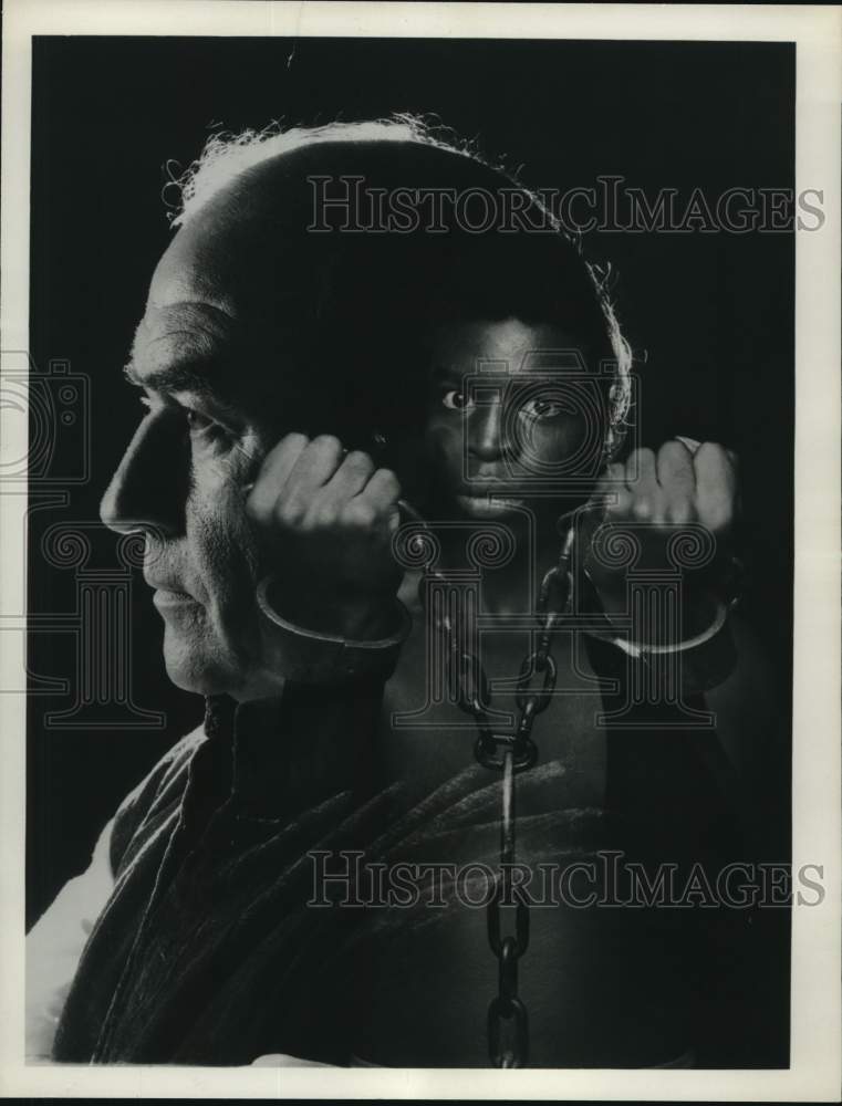 1976 Press Photo Edward Asner and LeVar Burton in "Roots" series - Historic Images