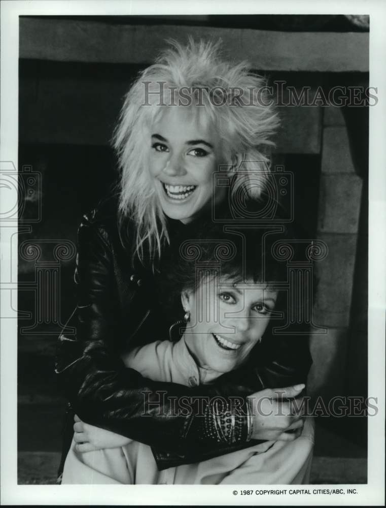 1987 Press Photo Carol Burnett, Carrie Hamilton in &quot;Superstars and Their Moms&quot; - Historic Images