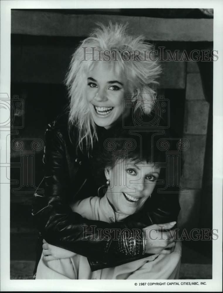 1987 Press Photo Carol Burnett, Carrie Hamilton in "Superstars and Their Moms" - Historic Images