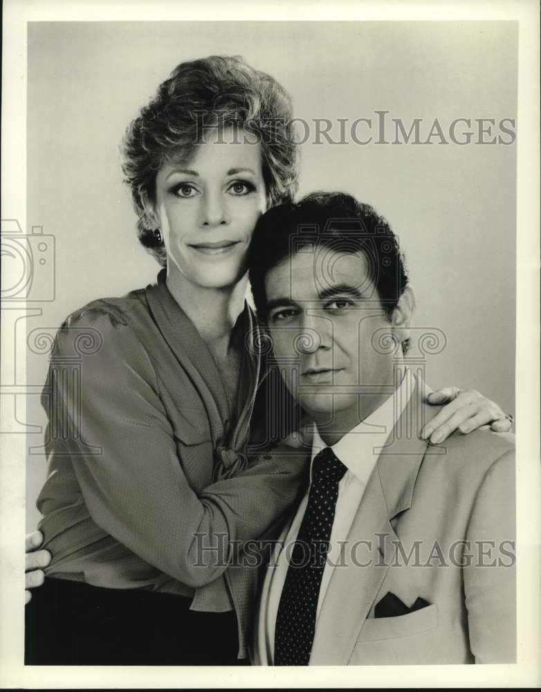 1983 Press Photo Carol Burnett and Placido Domingo act in series together - Historic Images