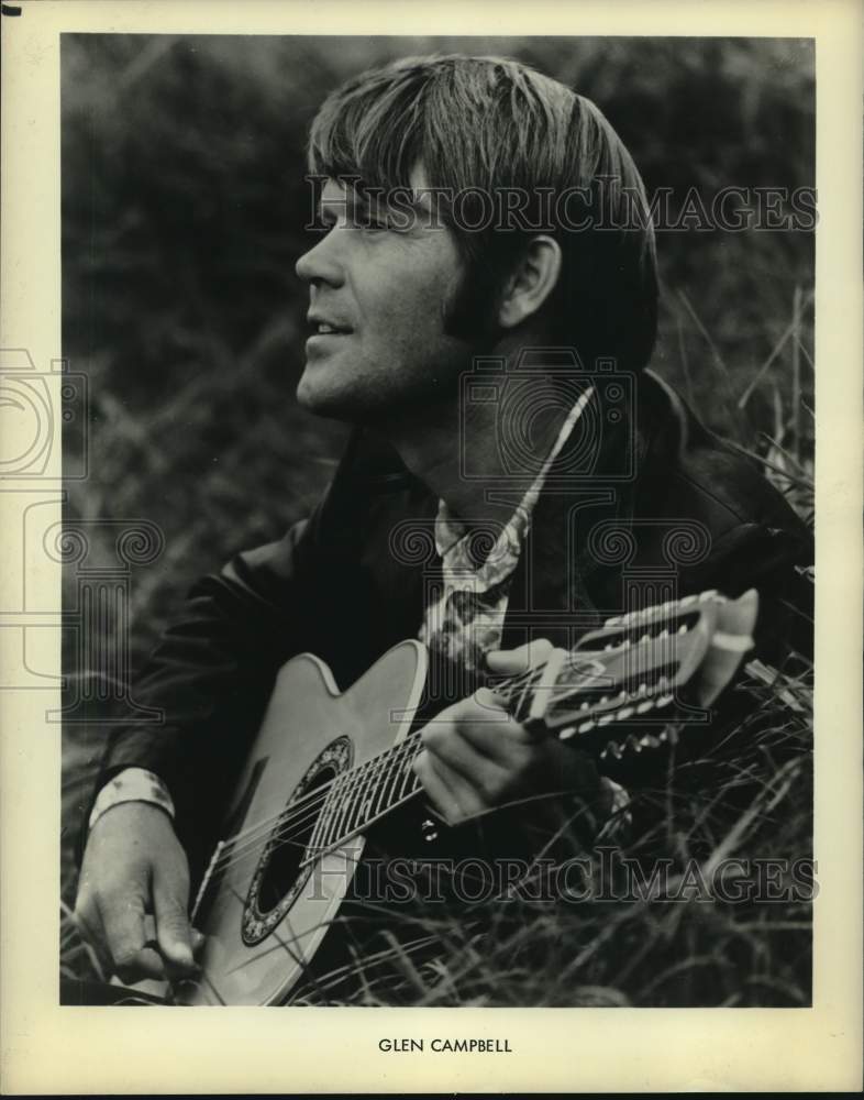 1974 Singer Glen Campbell with his guitar - Historic Images