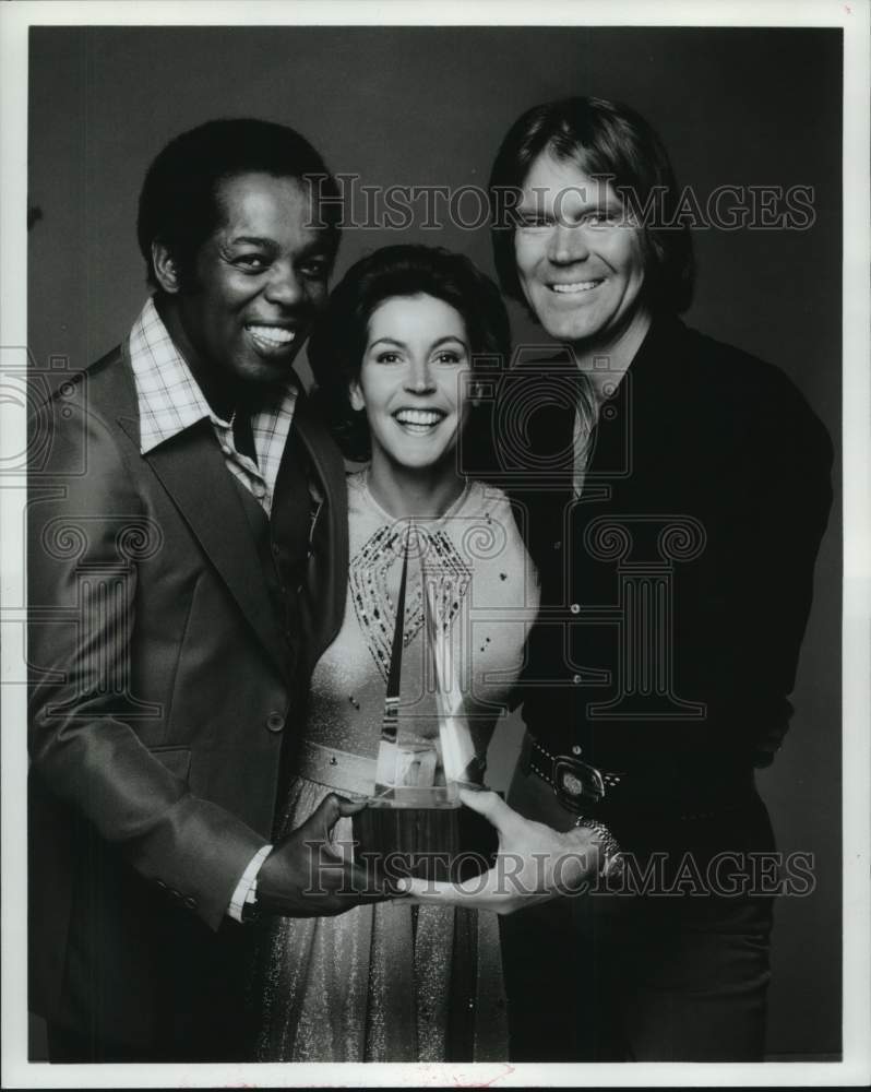 1978 Singer Glen Campbell Holds Award with Others - Historic Images