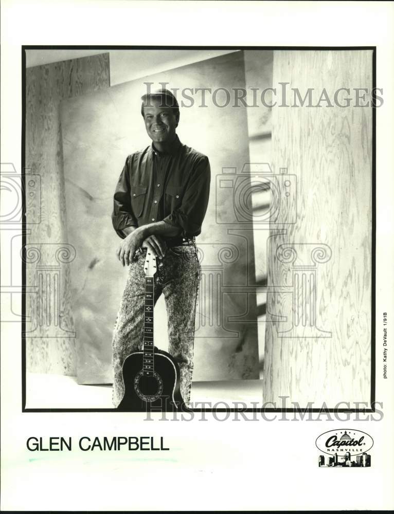 1991 Press Photo Musician Glen Campbell poses with his guitar - Historic Images