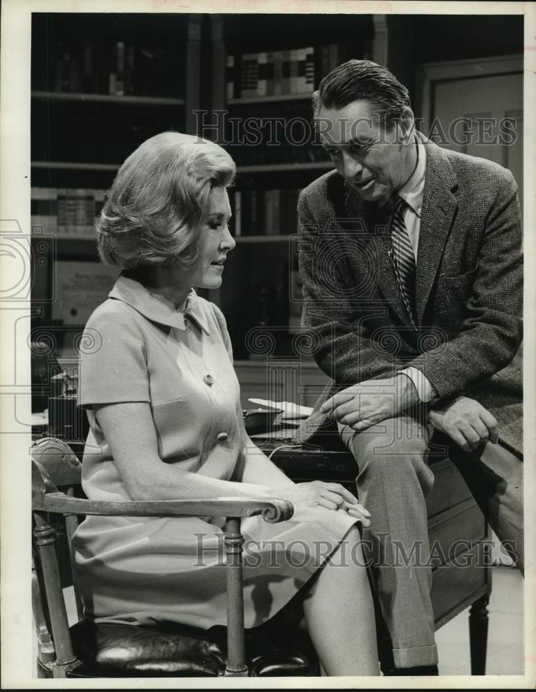 Press Photo Regina Gleason and MacDonald Carey in television scene - Historic Images