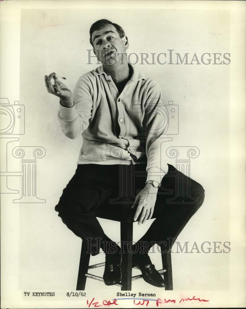 1962 Press Photo Comedian Shelley Berman smokes a cigarette - Historic Images