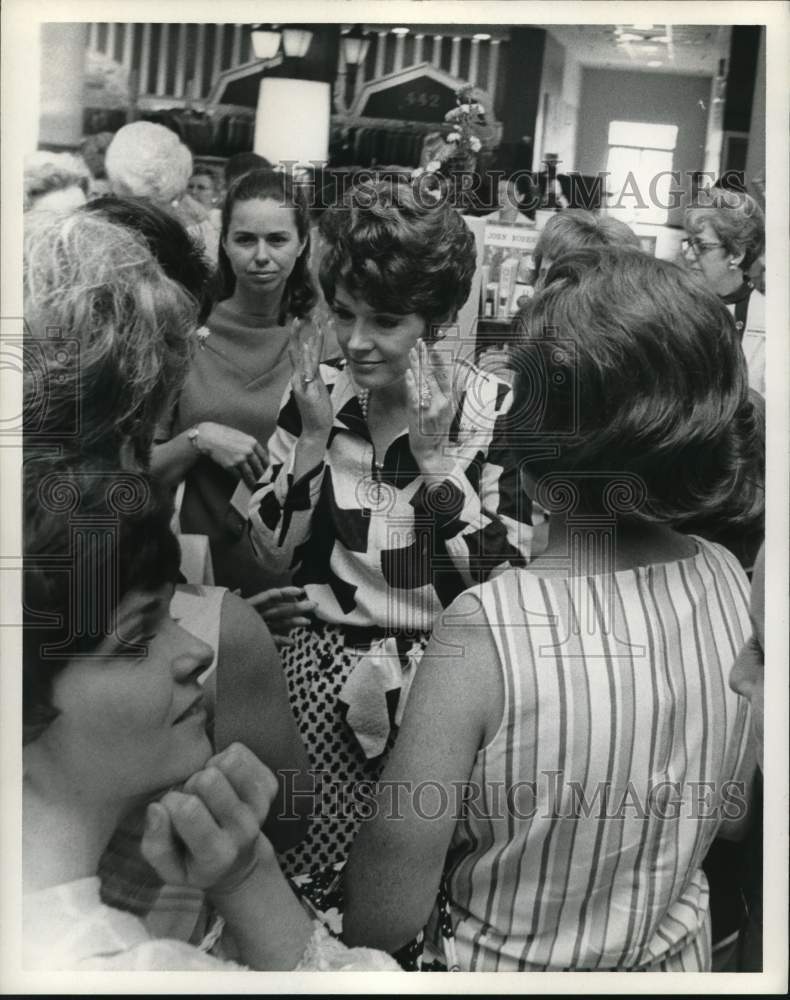 1969 Press Photo Actress Polly Bergen with crowd of fans. - Historic Images