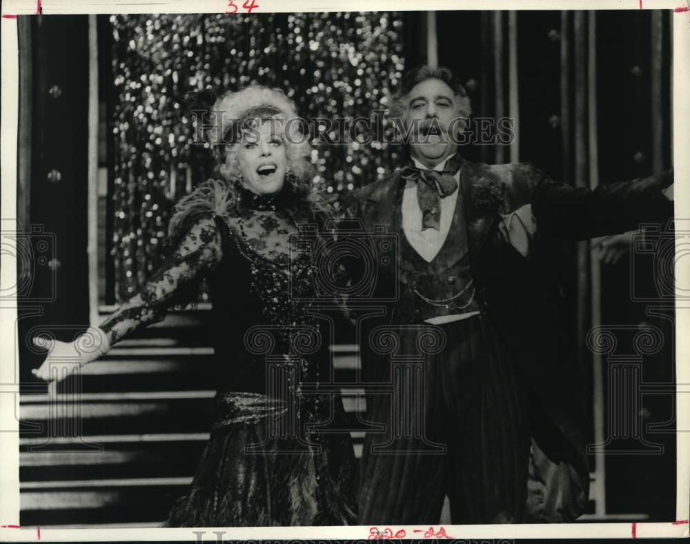 1983 Press Photo Carol Burnett, Placido Domingo on &quot;Burnett &#39;Discovers&#39; Domingo&quot; - Historic Images