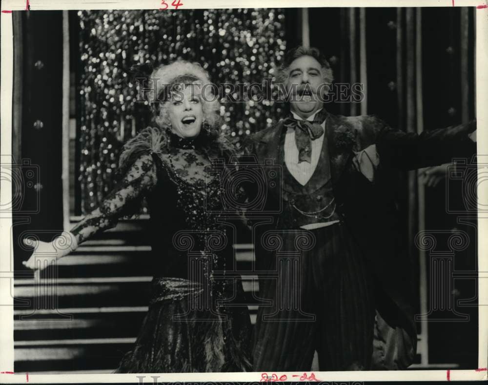 1983 Press Photo Carol Burnett, Placido Domingo on "Burnett 'Discovers' Domingo" - Historic Images