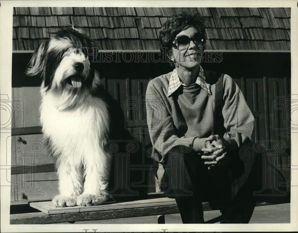 1978 Press Photo Scene with actress Carol Burnett and dog on CBS-TV. - Historic Images