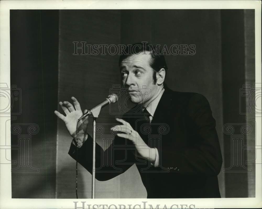 1969 Press Photo George Garlin acts in &quot;This is Tom Jones&quot; - Historic Images