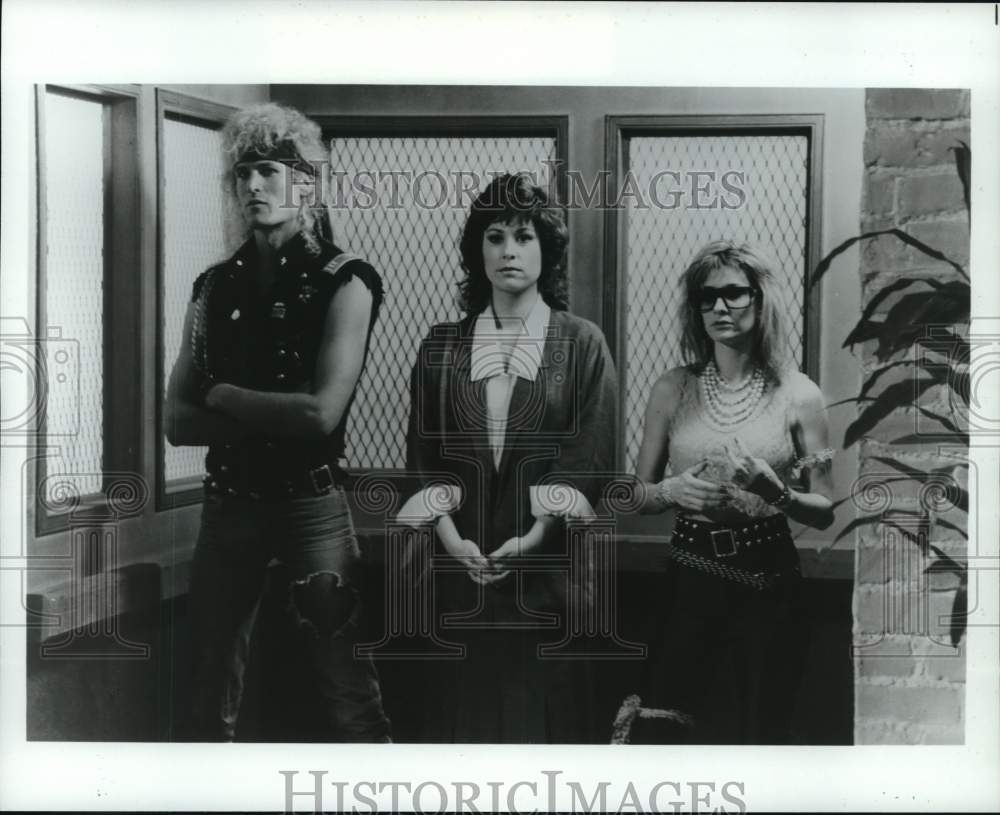 1994 Press Photo Actress Diana Canova with co-stars during a movie scene - Historic Images