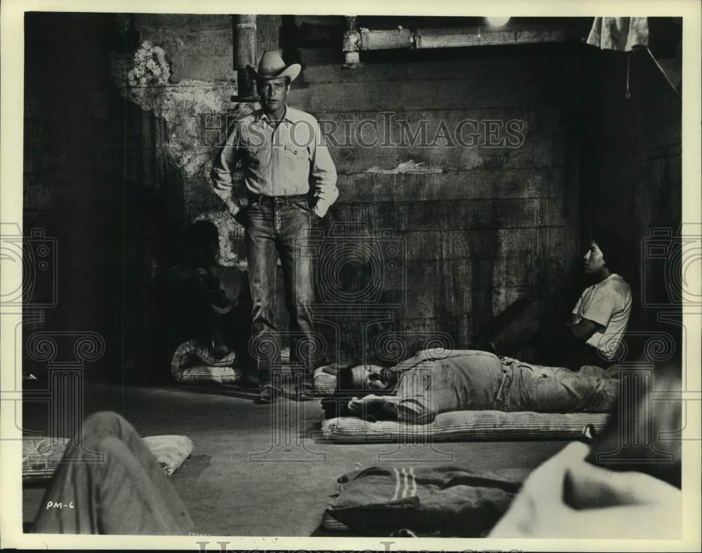 Press Photo Paul Newman acts in a scene from "Pocket Money" movie - Historic Images