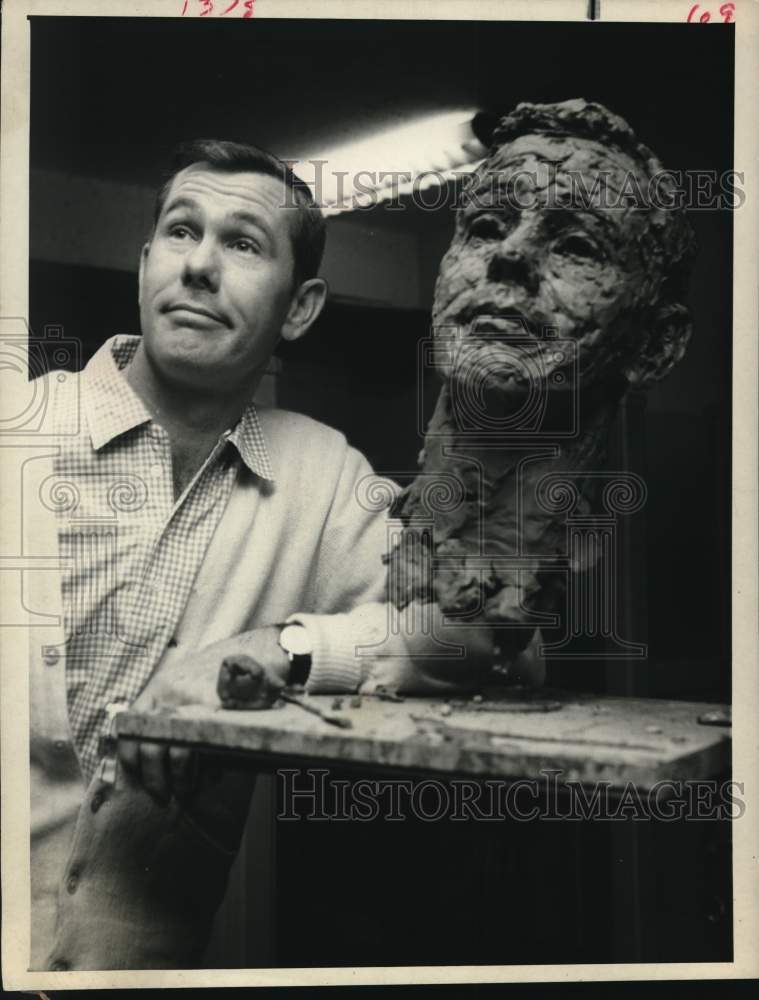 1963 Press Photo Television host Johnny Carson next to sculpture of himself. - Historic Images