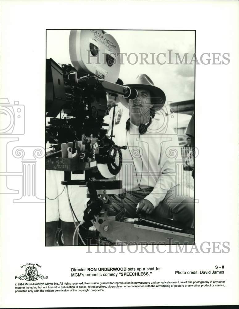 1994 Press Photo Director Ron Underwood on Set for "Speechless" - Historic Images