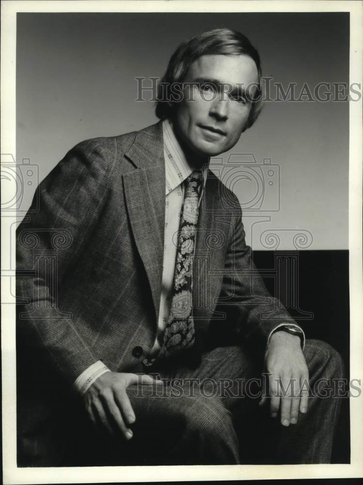 1973 Press Photo Dick Cavett acts in &quot;The Dick Cavett Show&quot; - Historic Images