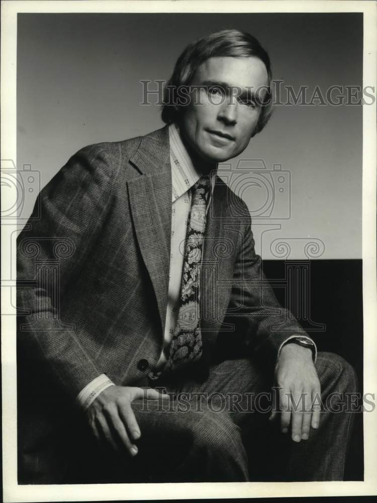 1973 Press Photo Dick Cavett acts in "The Dick Cavett Show" - Historic Images
