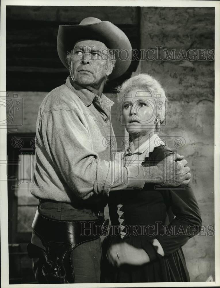 1967 Press Photo Leif Erickson and Joan Caulfield act in a scene - Historic Images
