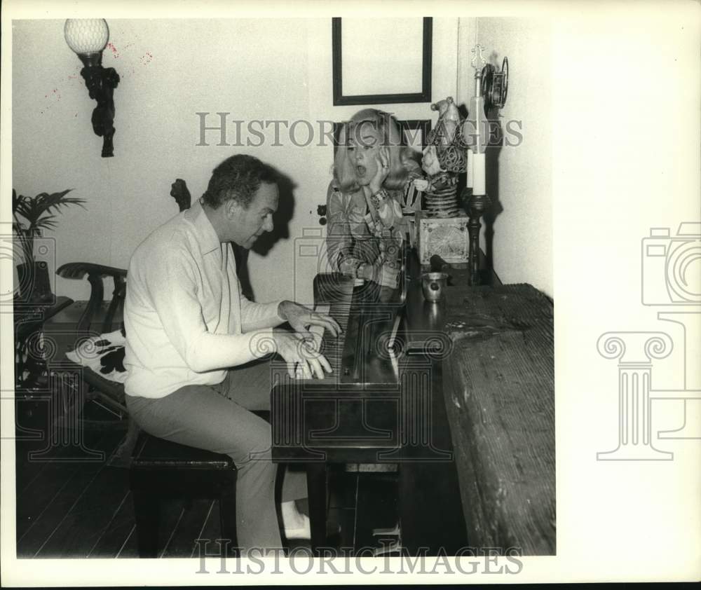 1969 Press Photo Comedian Jack Carter &amp; Paula Singing &amp; Playing Piano - Historic Images