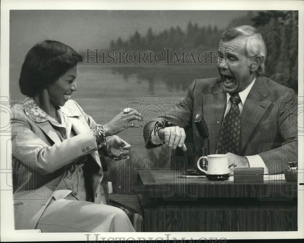 1977 Press Photo Altovise Davis on &quot;The Tonight Show Starring Johnny Carson&quot; - Historic Images