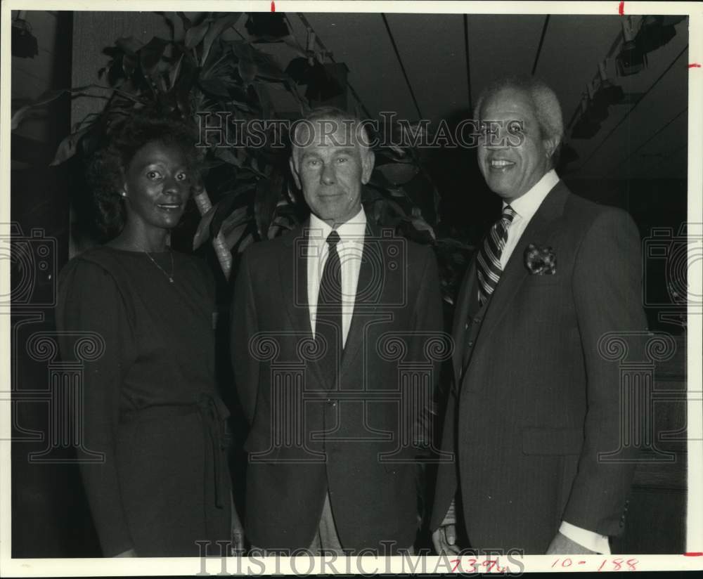 1983 Press Photo The Tonight Show&#39;s Johnny Carson with Friends at Henderson&#39;s - Historic Images