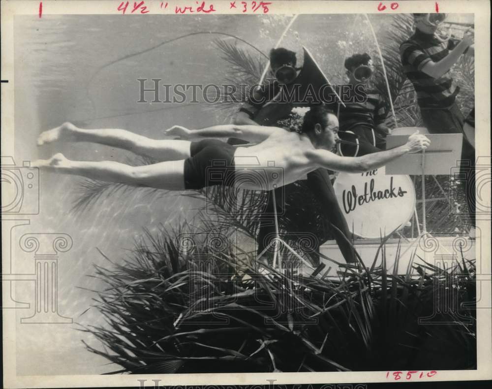 1968 Press Photo Johnny Carson swimming by band in special at Cypress Gardens. - Historic Images