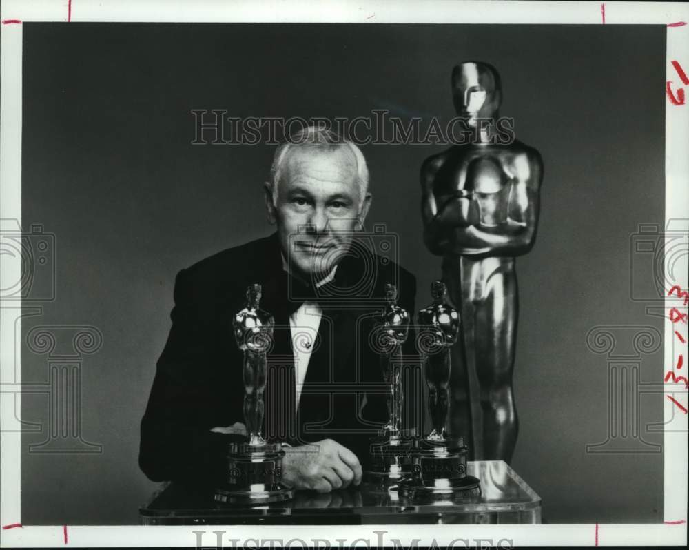 1984 Press Photo Johnny Carson next to Academy Award Statues. - Historic Images