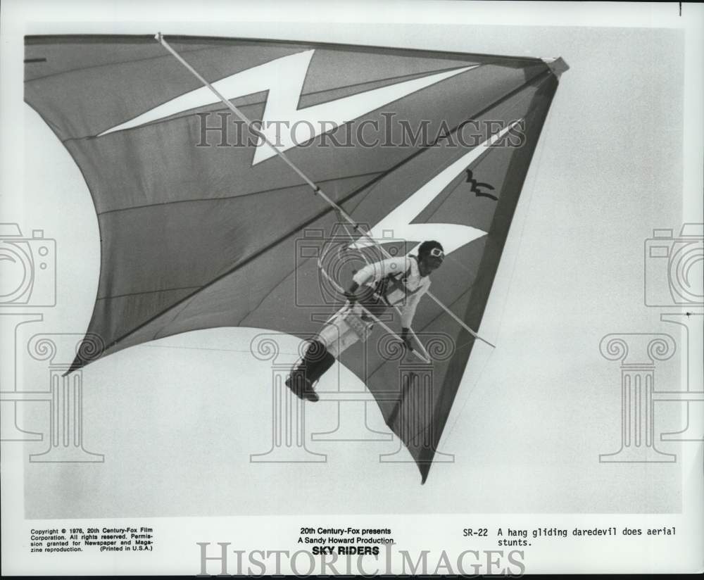 1976 Press Photo Hang glider does aerial stunts in &quot;Sky Riders&quot; - Historic Images